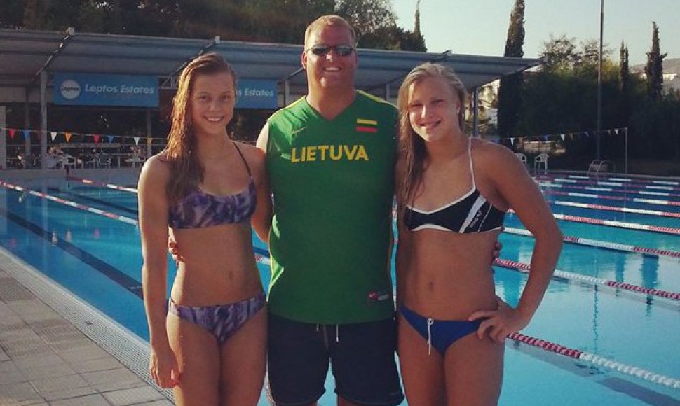 R.Meilutytė ir kita Lietuvos plaukikė E.Gliožerytė su J.Ruddu Kipre.