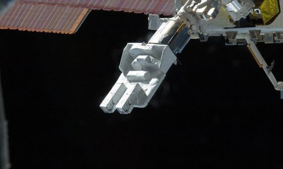Robotinė TKS ranka paleidžia mažąjį palydovą