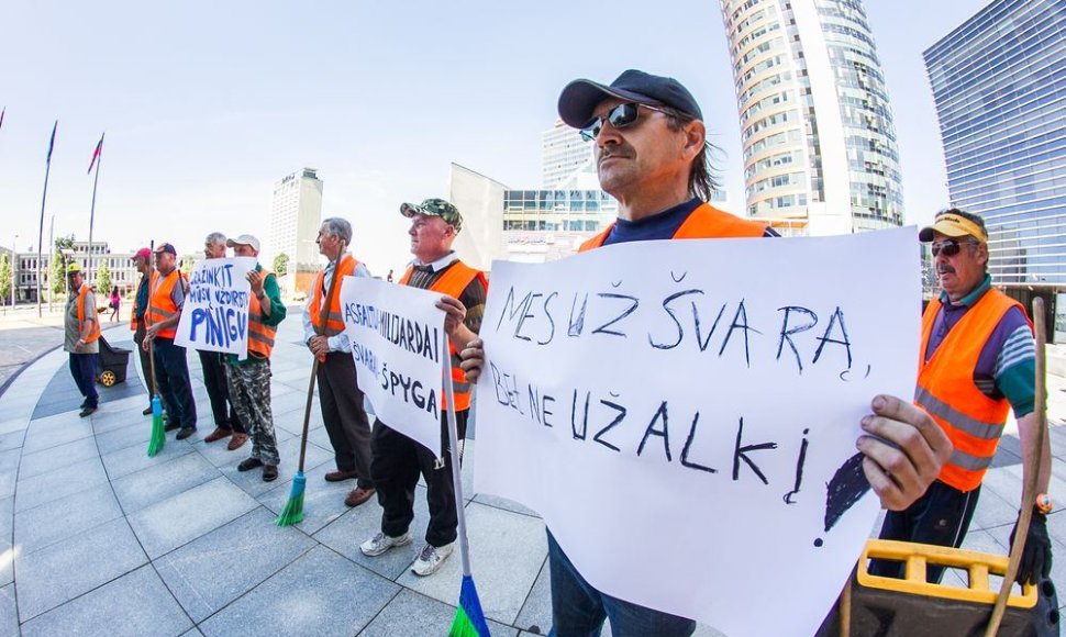 Sostinės kiemsargiai piketavo bijodami negauti algų už savo darbą.