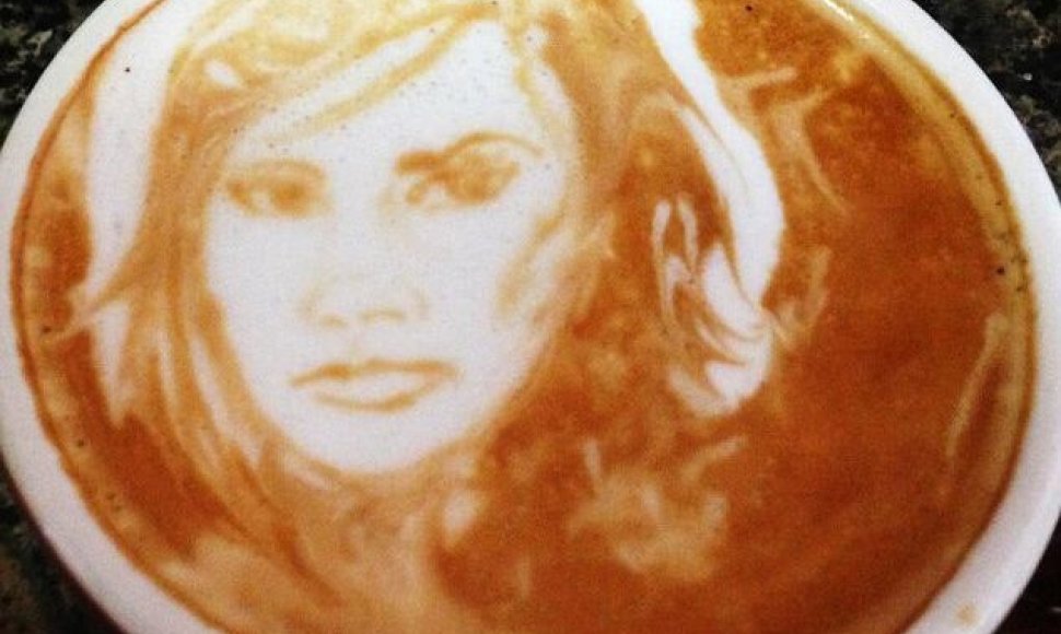 Victorios Beckham atvaizdas ant latės kavos