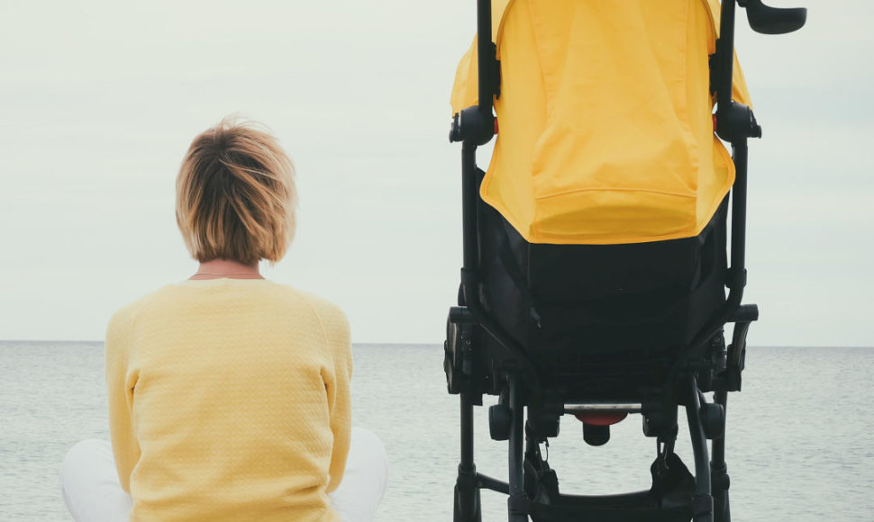 Moteris ir kūdikio vežimėlis