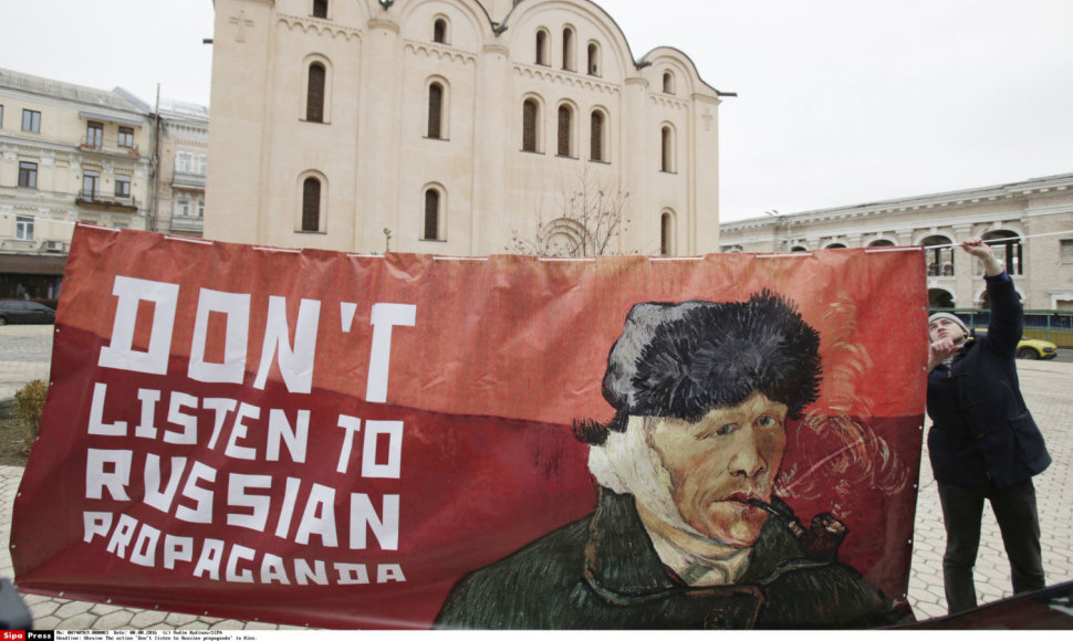 Plakatas, raginantis neklausyti Rusijos propagandos