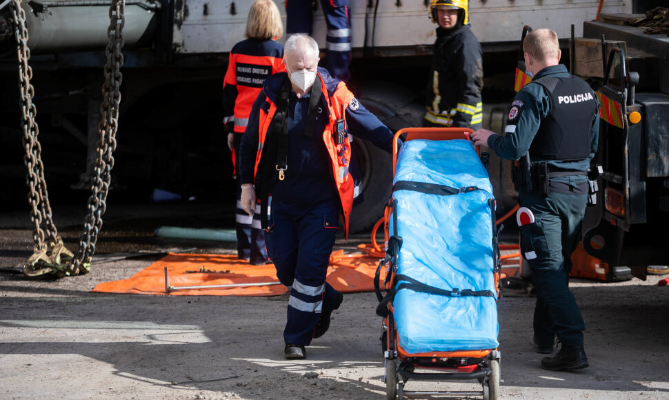Vilniuje nuvirtęs kranas prispaudė žmogų