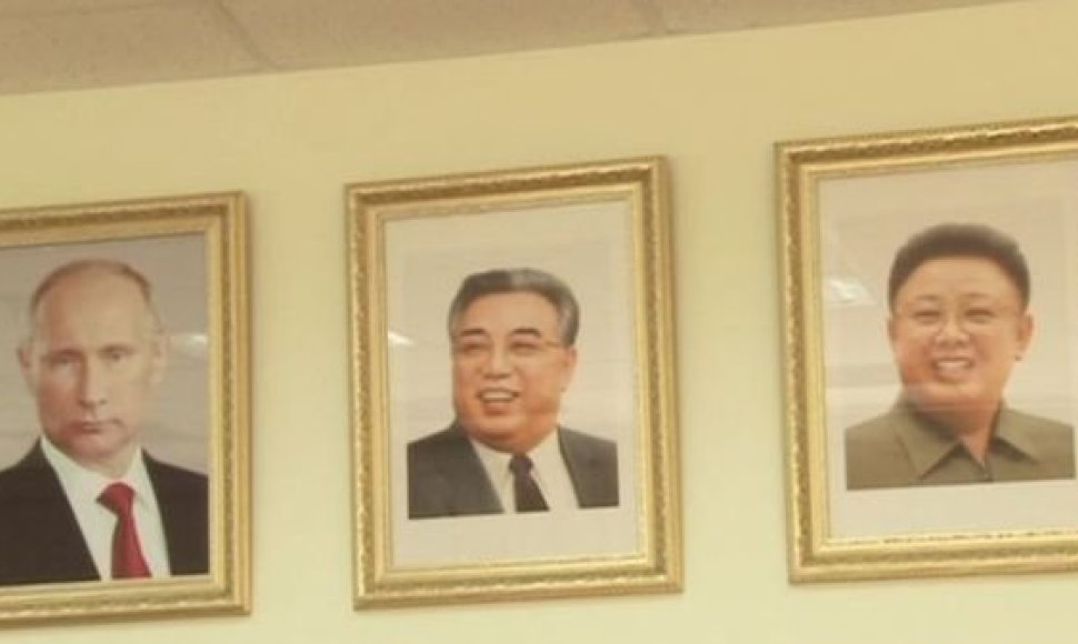 Rusijos ir Šiaurės Korėjos lyderių portretai mokykloje