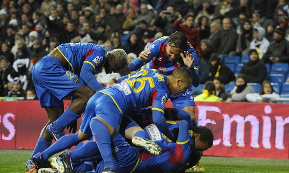 Valensijos „Levante” futbolininkai džiaugiasi įvarčiu.