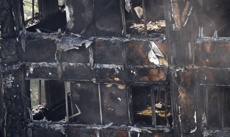 Londono ugniagesiai ie&scaron;ko daugiau gaisro aukų