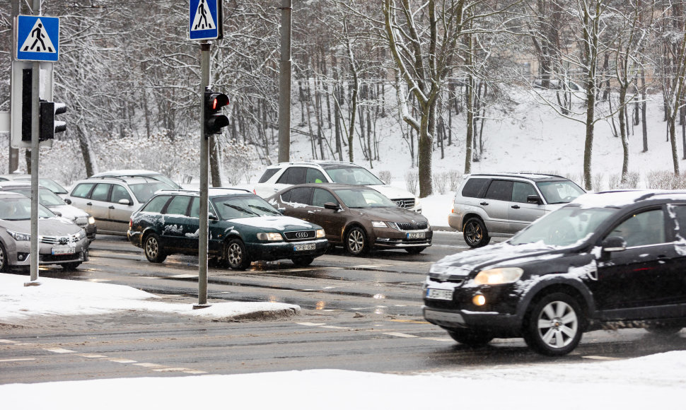 Dėl iškritusio sniego pablogėjusios eismo sąlygos Vilniuje