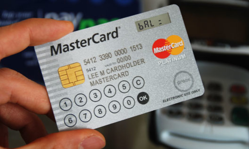 „MasterCard“ kortelė su ekranu ir klaviatūra. 