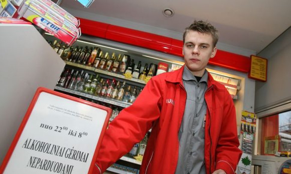 „Lukoil“ degalinėse apie alkoholio prekybos ribojimą klientai informuojami specialiais užrašais. 
