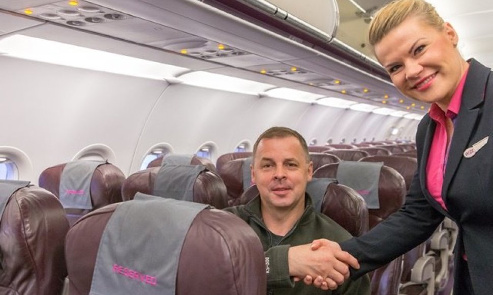 „Wizz Air“ įgula pasitinka pirmąjį naują paslaugą išbandžiusį keleivį Slawomirą Kozielį