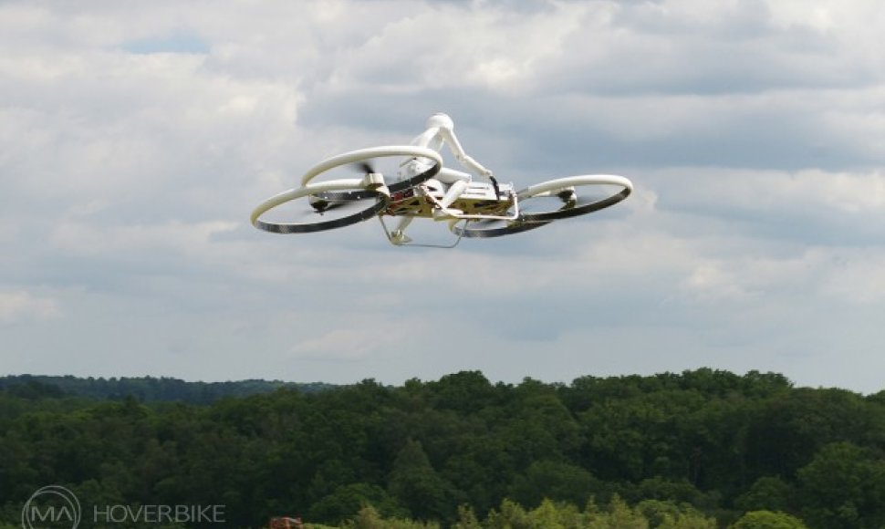 Dronas ant oro motociklo