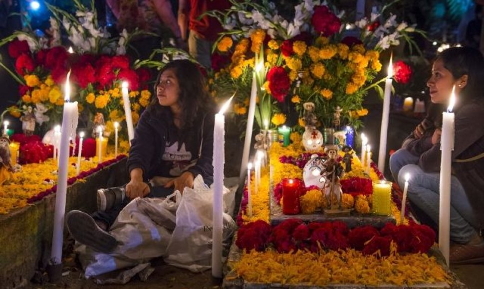 Meksika: naktis kapinėse