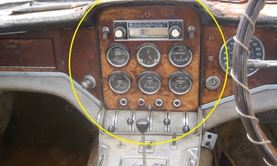 Pagrindinis prietaisų skydas: penki prietaisai + laikrodis + 1960-ųjų metų 8 takelių radijas. Prietaisai pažymėti “Jaeger” ženklu ir turi užrašus anglų ir prancūzų kalbomis – Eau/Water, Oil/Huile (Pression/Pressure), Oil/Huile (Temperature), Essence/Gas, Amperes (žiūr. realią nuotrauką)