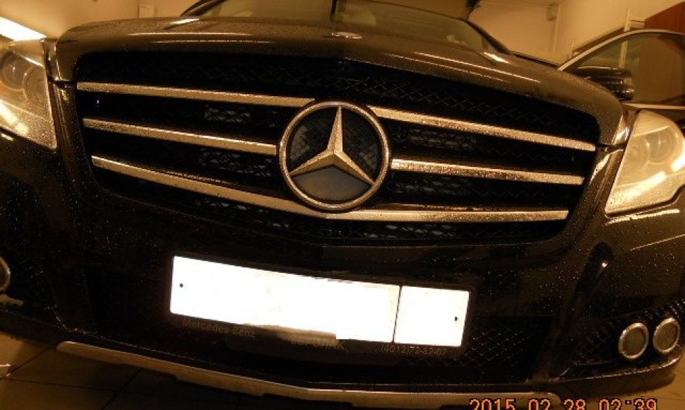 „Mercedes-Benz“ automobiliu buvo vežamos paslėptos kontrabandinės cigaretės