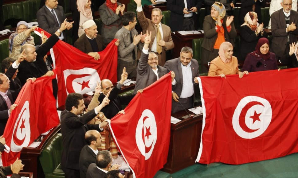 Tunisas priėmė naują konstituciją, įtvirtinančią tikėjimo laisvę ir moterų teises