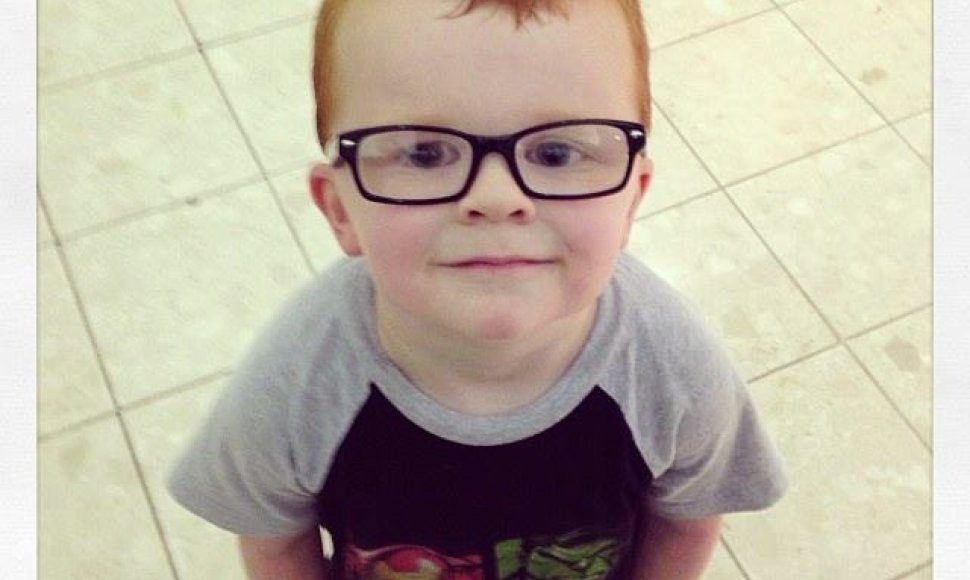 Ketverių metų Noah, kuris drovėjosi nešioti akinius