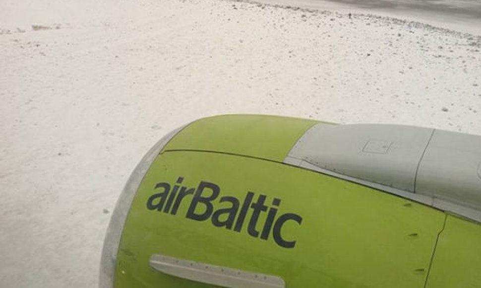 „Air Baltic“ lėktuvas Maskvos Šeremetjevo oro uoste nuriedėjo nuo tako