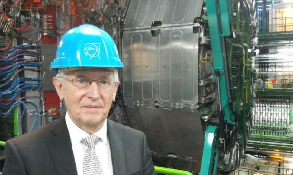 Profesorius Juozas Vaitkus CERN laboratorijoje