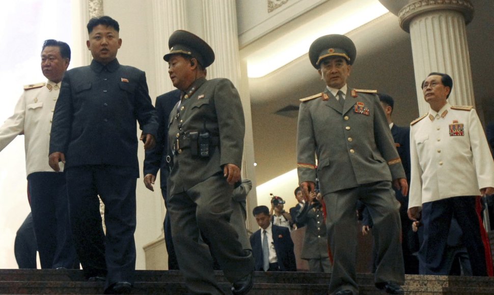 Kim Jong Unas su generolais