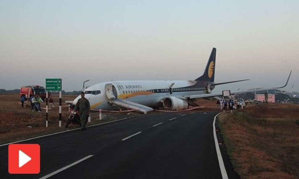 „Jet Airways“ lėktuvas nuslydo nuo pakilimo tako.