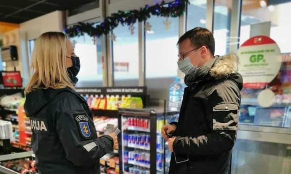 Kauno policija nustebino gyventojus – degalinėje pavaišino kavos puodeliu