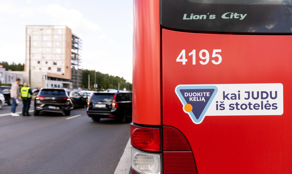 Ateities gatvėje penkių automobilių ir autobuso autoįvykis