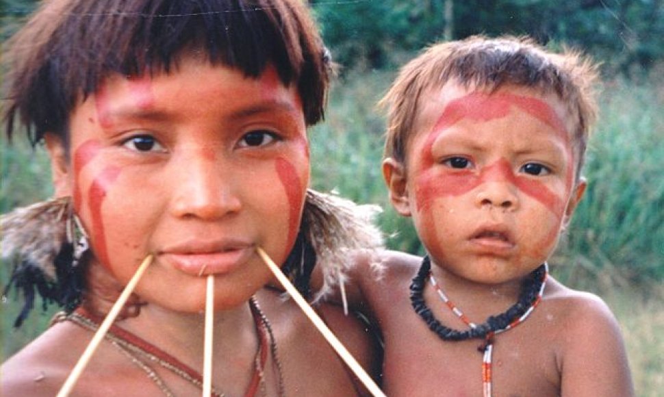 Janomamų genties moteris su vaiku