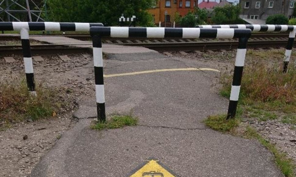 Pareigūnai stebėjo, ar saugiai kertamas geležinkelis.