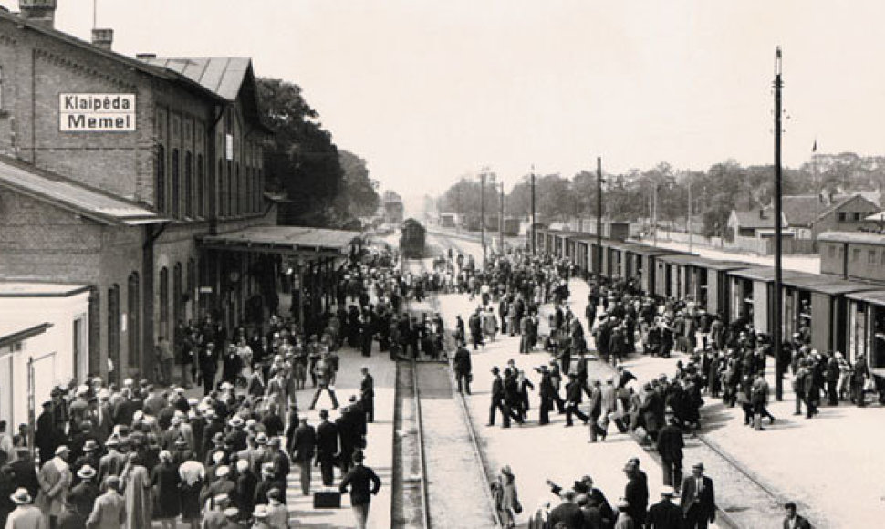 1934 m. rugpjūčio 9 d. Klaipėdos geležinkelio stotis - ekskursijos iš visos Lietuvos atvyksta į Jūros dieną. 2004 m. leidinio „Jūros šventė“ („Libra Memelensis“) nuotr.