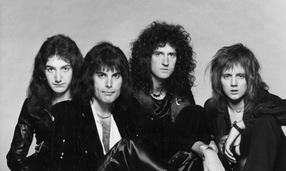 Grupės „Queen“ nariai: gitaristas Brianas May, būgnininkas Rogeris Tayloras, gitaristas Johnas Deaconas (bosinė gitara), vokalistas Freddie Mercury