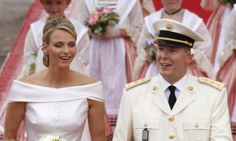 Kunigaikštienė Charlene ir kunigaikštis Albertas II vestuvių ceremonijos metu