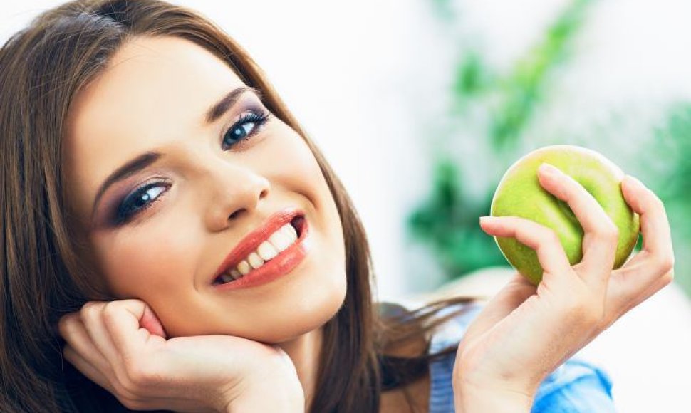Mergina valgo obuolį