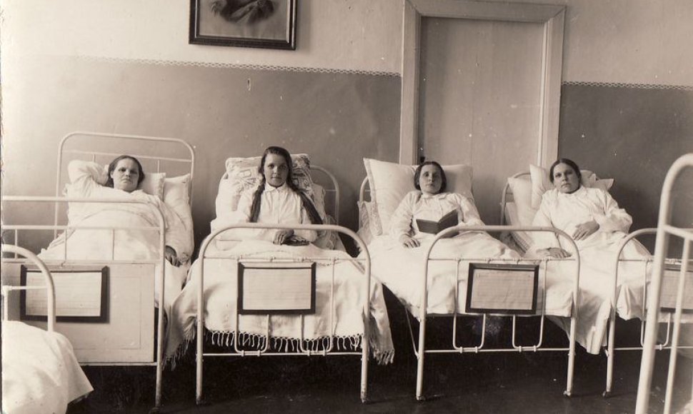 Moterys ligoninės palatoje. Birštonas, XX a. 3–4 deš. 