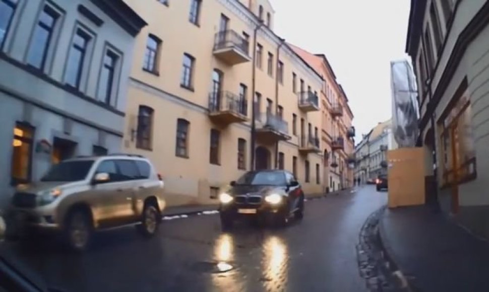 Vilniuje, Užupio gatvėje, nufilmuotas „BMW X6“