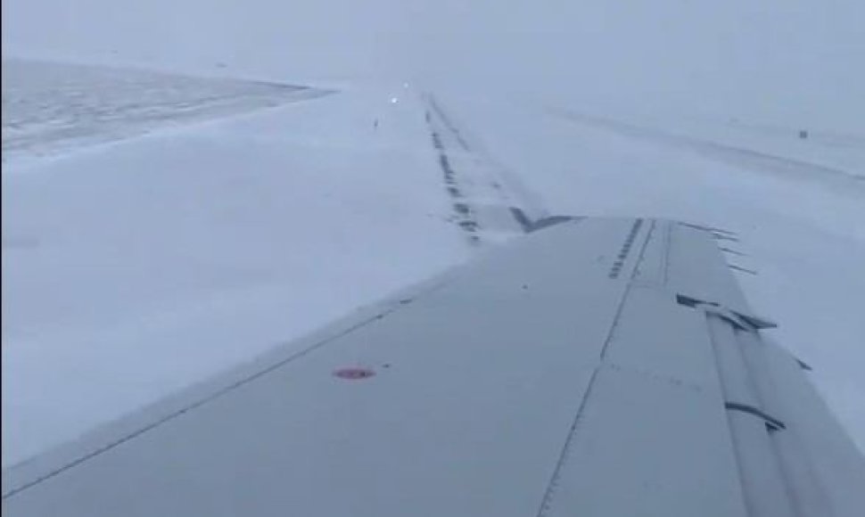 Čikagos oro uoste nuo tako nuslydo lėktuvas