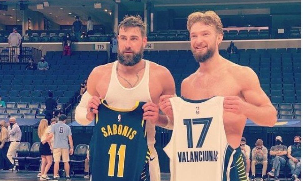 Jonas Valančiūnas ir Domantas Sabonis apsikeitė marškinėliais po rungtynių
