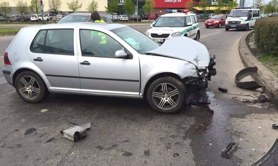 Asociatyvi iliustracija: per avarija apgadintas VW