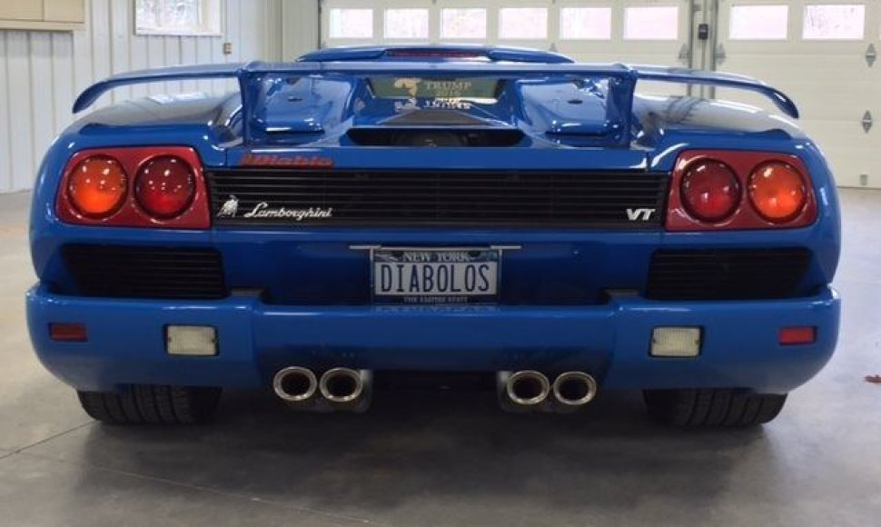 Donaldo Trumpo „Lamborghini Diablo VT Roadster“.