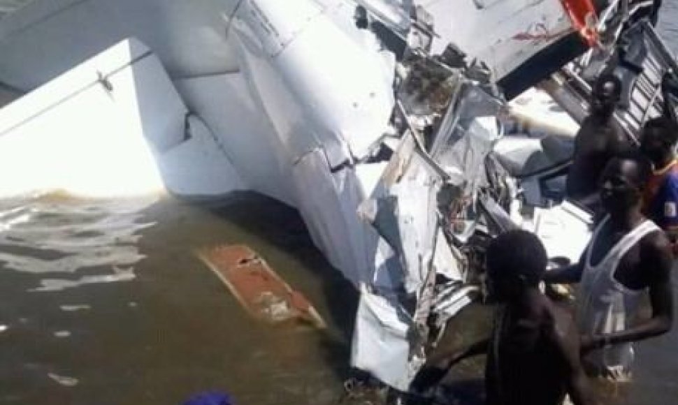 Pietų Sudane į ežerą nukritus lėktuvui žuvo 17 žmonių