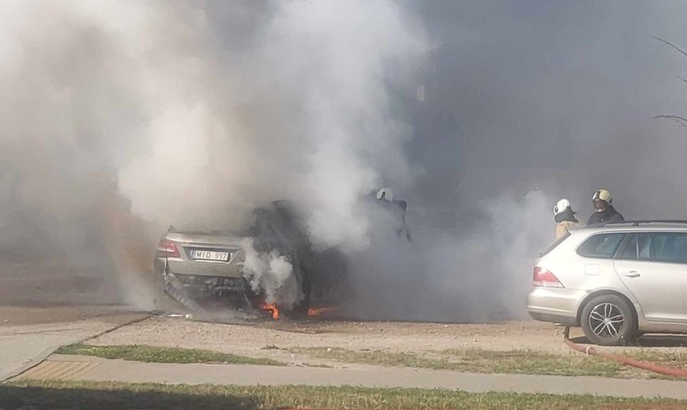 Kaune užsiliepsnojęs automobilis apgadino dar kelias mašinas
