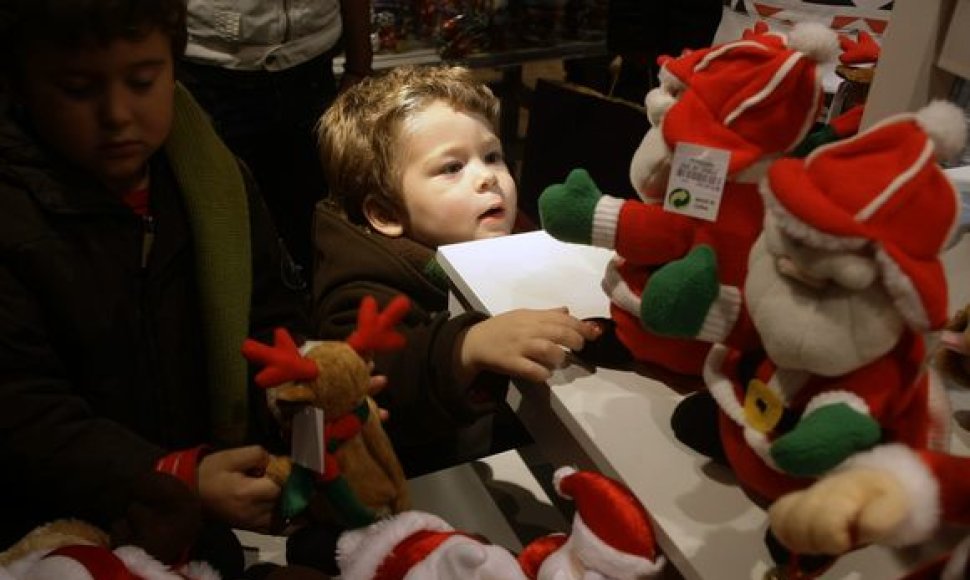 Vos įžiebus eglę ir paskelbus oficialią Kalėdų pradžią, miestiečiai suskubo pasidairyti ir po kalėdines parduotuvių vitrinas. Vaikus, žinoma, masina kalėdiniai žaislai.