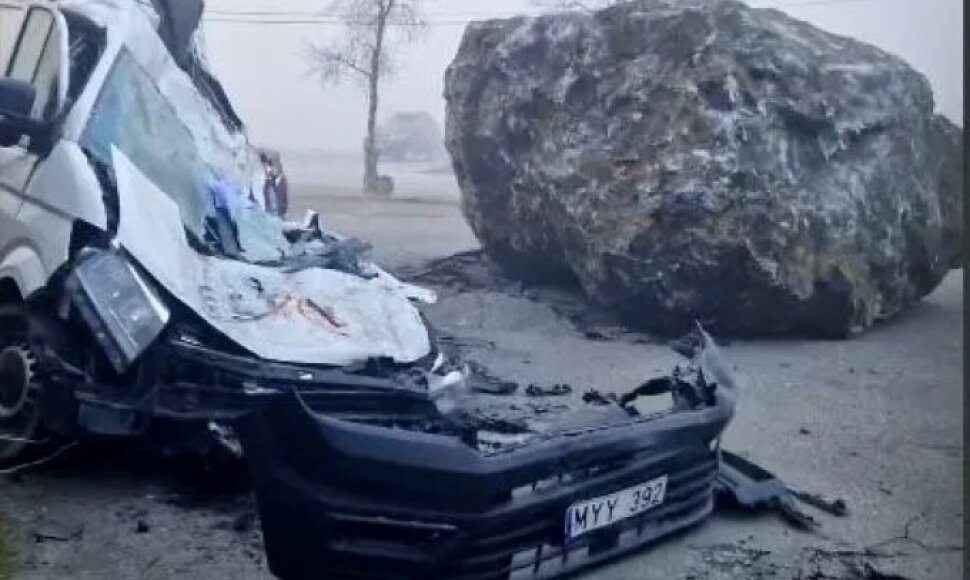 Akmens sutrai&scaron;kytas automobilis