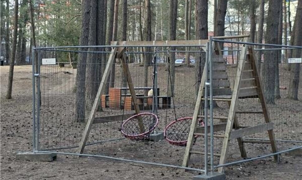 Vaikų žaidimų aik&scaron;telė prie Bukčių mi&scaron;ko