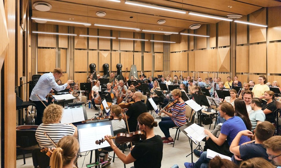  Dante Santiago Anzolini ir Klaipėdos valstybinio muzikinio teatro orkestras. 