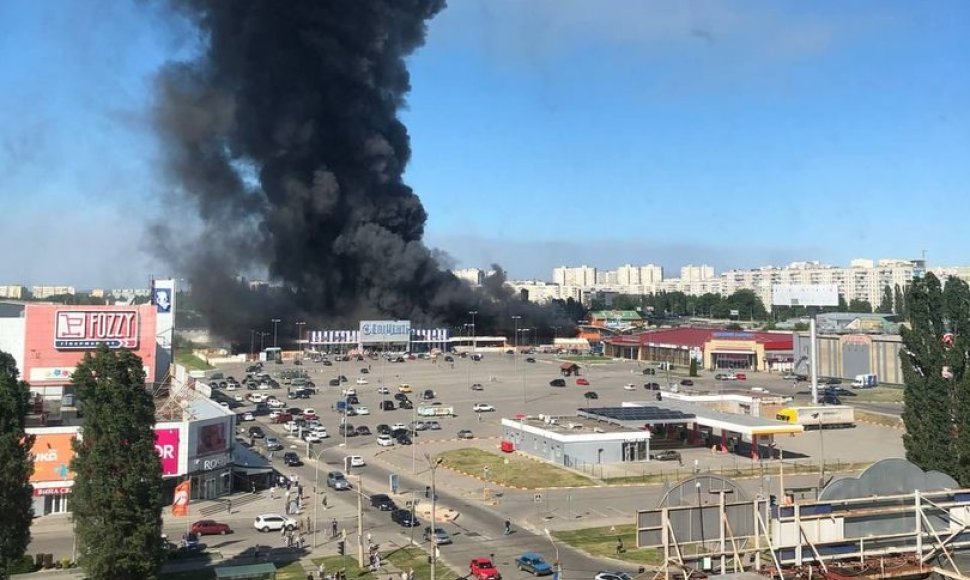 Charkive rusai aviacinėmis bombomis atakavo prekybos centrą.