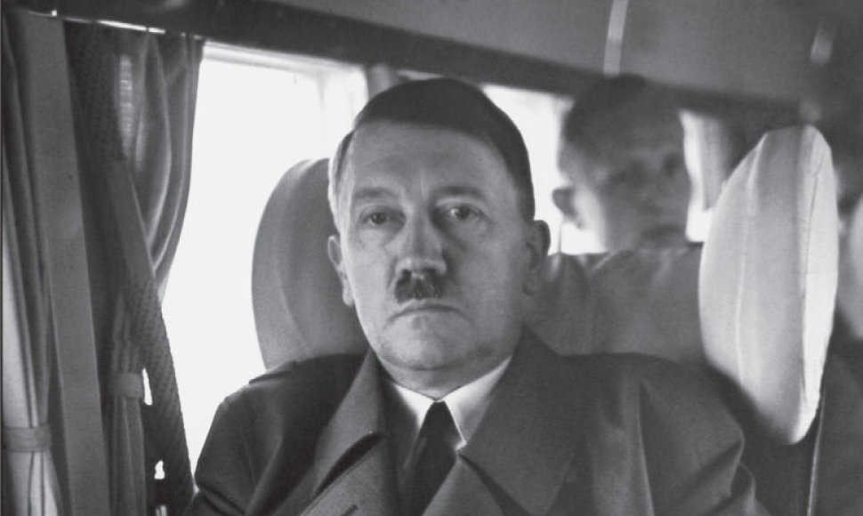 Adolfas Hitleris lėktuve, skrendančiame į Berghofą 1943 birželį