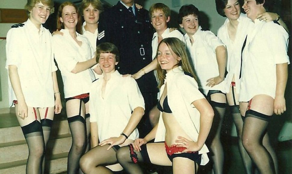 Britų policijos „Facebook“ grupėje – nacių uniformomis ar tik apatiniais vilkinčių pareigūnų nuotraukos