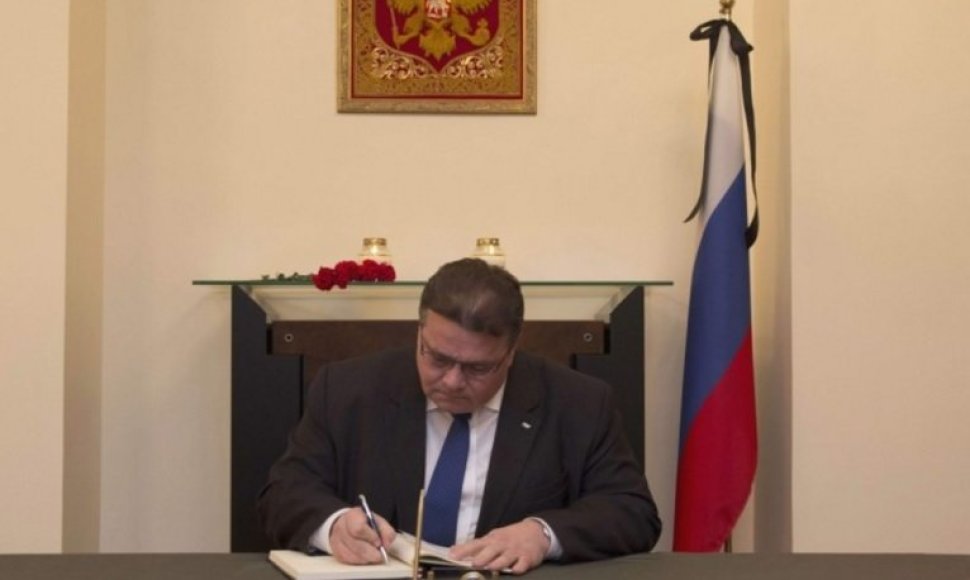 Linas Linkevičius pasirašė Rusijos ambasados Vilniuje užuojautų knygoje