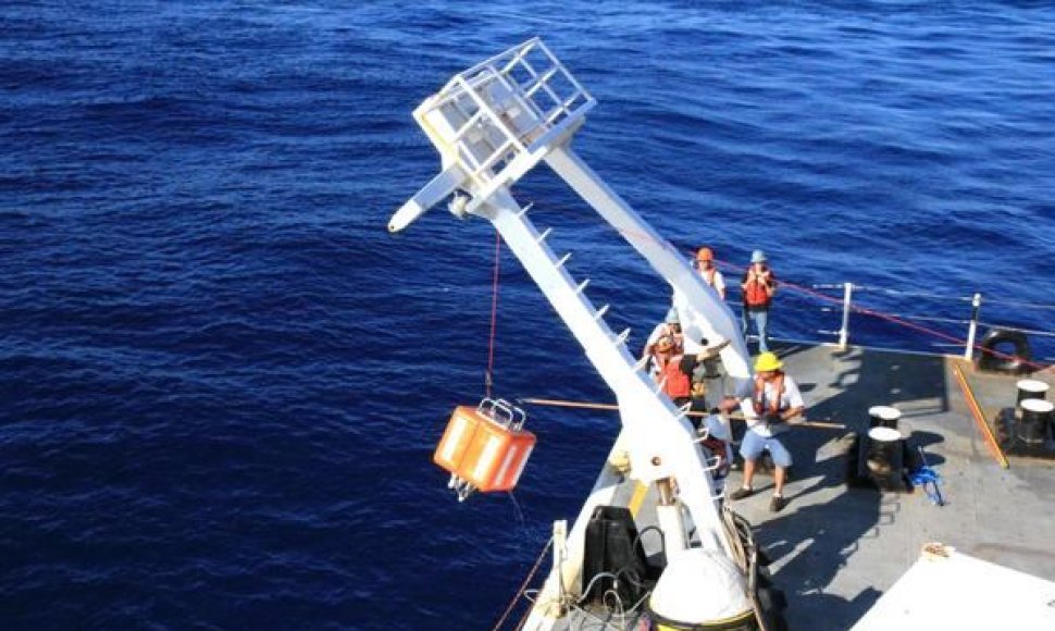 JAV Karinio laivyno Okeanografijos biuro darbuotojai iš vandens traukia EARS zondą