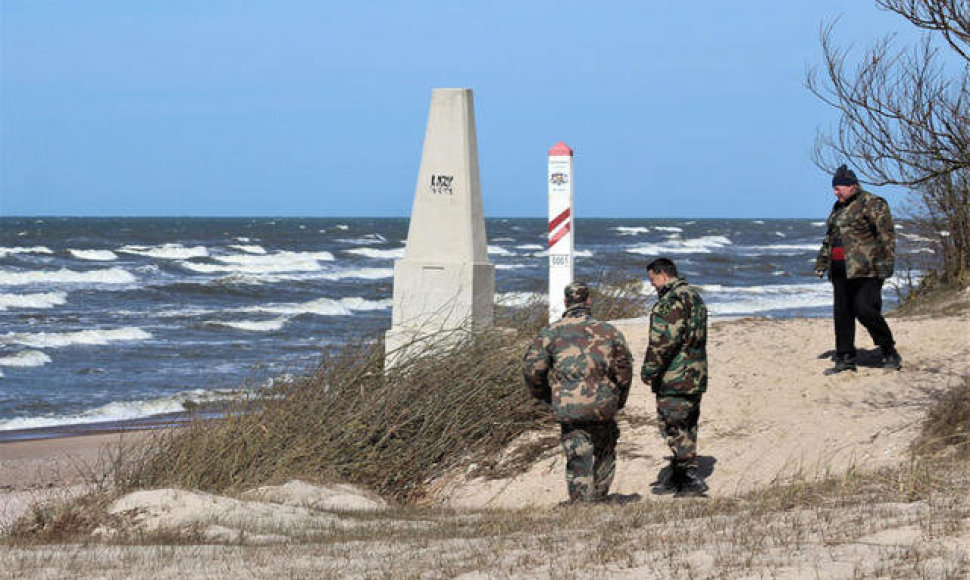 Latviai savo tarpukarinio obelisko neteko dar 2005 m., o Lietuvos pasieniečiai mūsiškį bandė gelbėti nuo stichijos, tvirtindami kopagūbrį, tačiau pernai jūra reliktą vis tiek nuoplovė